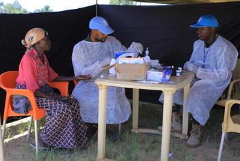 在世界卫生日期间，驻刚果民主共和国（DRC）的坦桑尼亚快速反应部队联合国维和人员，为北基伍省贝尼地区恩祖马村的居民进行非传染性疾病诊疗。