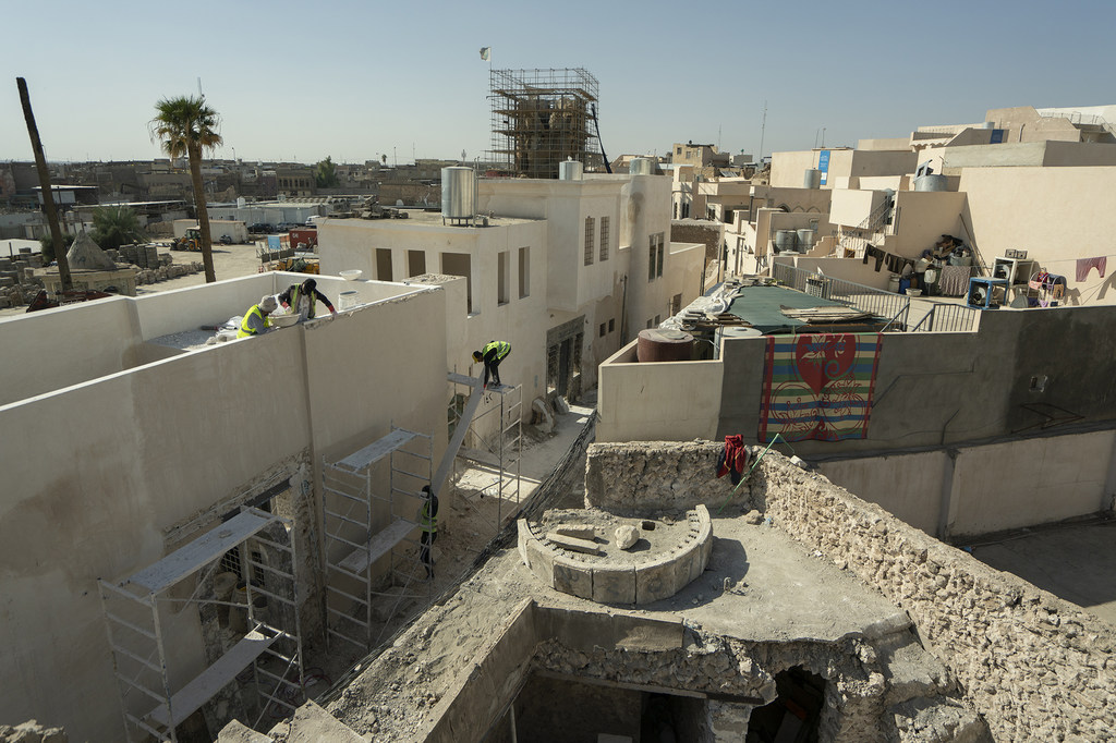 عمال UNESCO يقومون بترميم مبنى في الموصل، العراق.