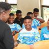 Um treinador da Fundação DaySpring conversa com um grupo de jovens jogadores de futebol da Tanzânia no CSW69.