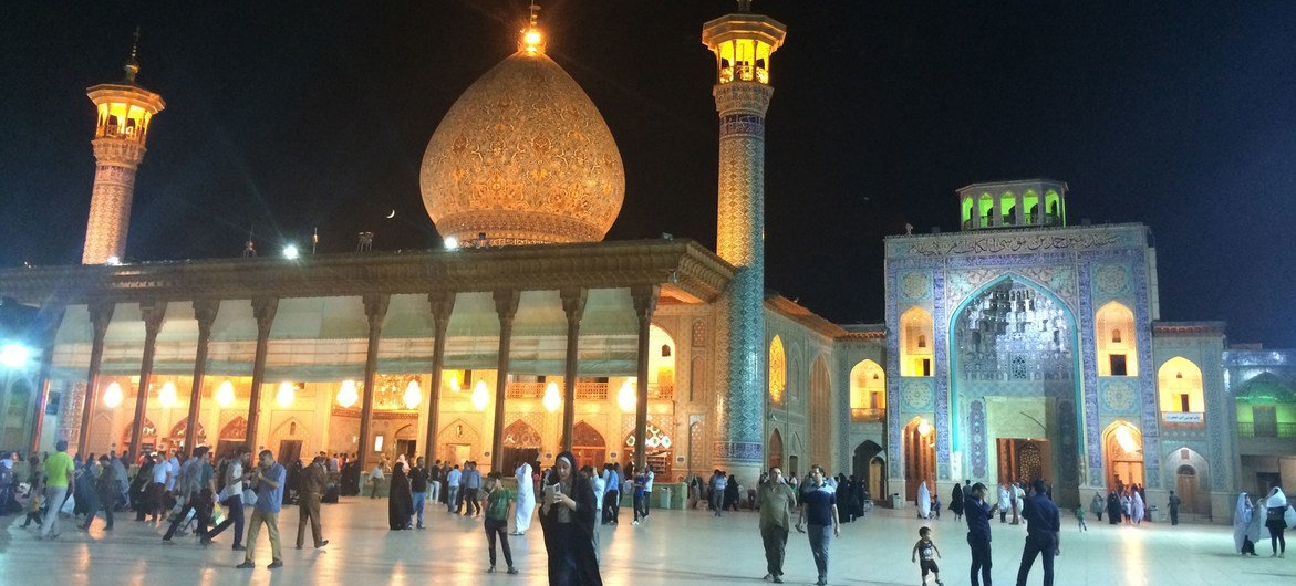 مسجد شاه جراغ في شيراز، بإيران.