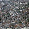 la financiación de los mercados de la vivienda ha alimentado la especulación y la inflación, afectando a los derechos a un nivel de vida adecuado y a una vivienda adecuada de los que se han quedado atrás. Favela en Rio de Janeiro, Brasil.