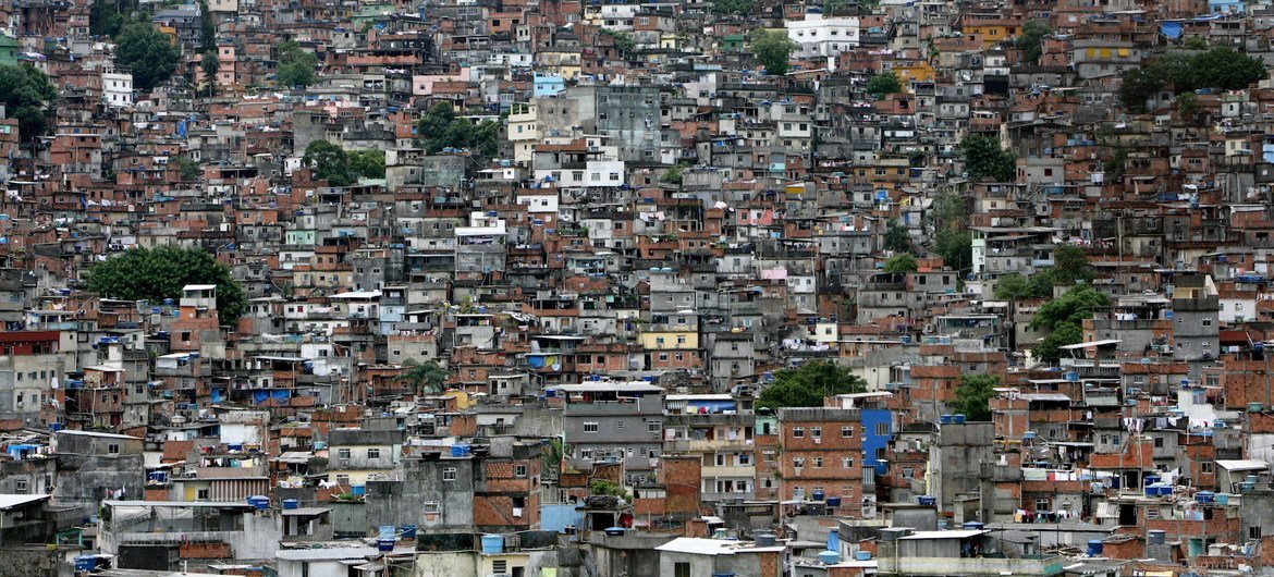 Uma extensa favela ao longo da encosta no Rio de Janeiro, Brasil