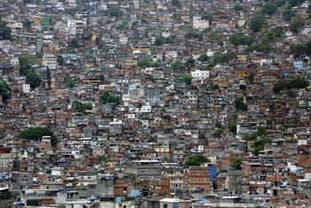 la financiación de los mercados de la vivienda ha alimentado la especulación y la inflación, afectando a los derechos a un nivel de vida adecuado y a una vivienda adecuada de los que se han quedado atrás. Favela en Rio de Janeiro, Brasil.