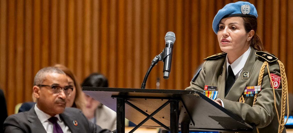 Il Maggiore Ahlem Douzi, vincitrice del Premio Trailblazer dell'ONU per gli Ufficiali di Giustizia e Correzioni, si rivolge ai partecipanti durante la cerimonia di premiazione.