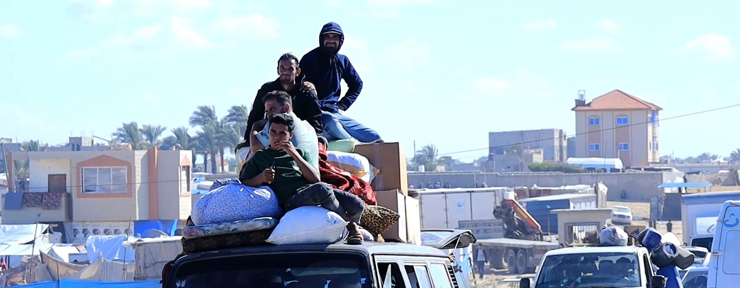 Displaced Palestinians leaving Rafah towards central Gaza. 