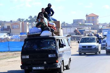 Desplazados saliendo de Rafah hacia el centro de Gaza. 