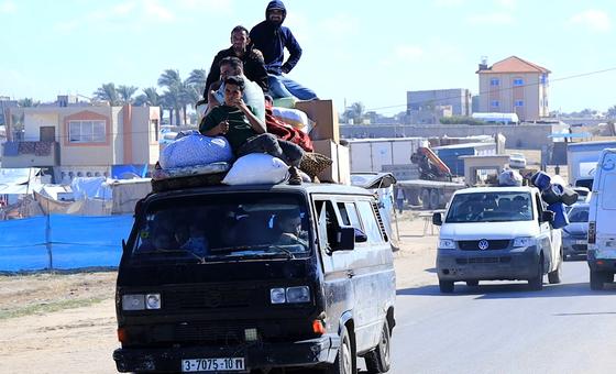 نازحون يغادرون مدينة رفح باتجاه وسط غزة.