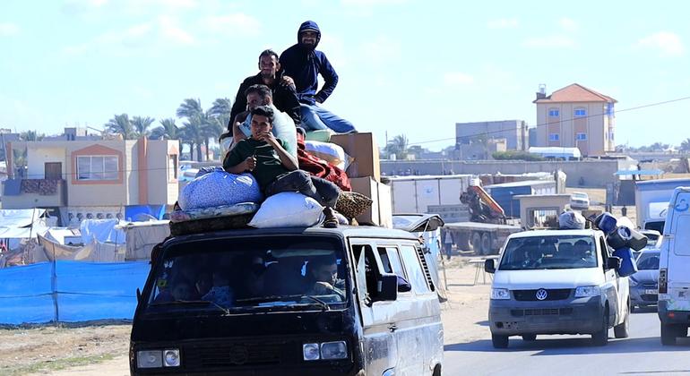 Palestiniens déplacés quittant Rafah en direction du centre de Gaza.