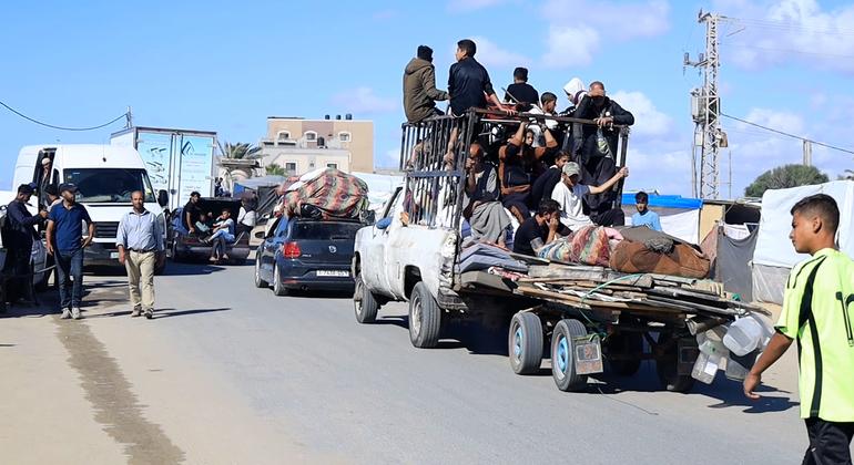 Displaced persons leaving Rafah towards central Gaza. 