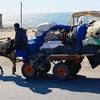 Uma pessoa sai de Rafah com seus pertences. 
