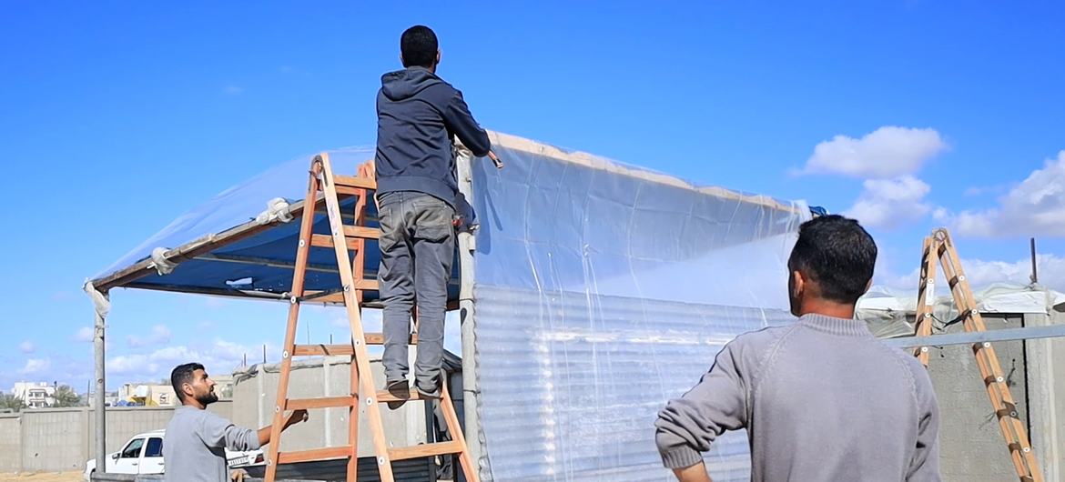 Переселенцы строят новое временное жилье в Аль-Маваси.
