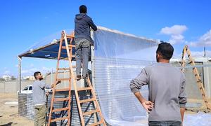 流离失所者在加沙中部的马瓦西地区搭建新的帐篷。