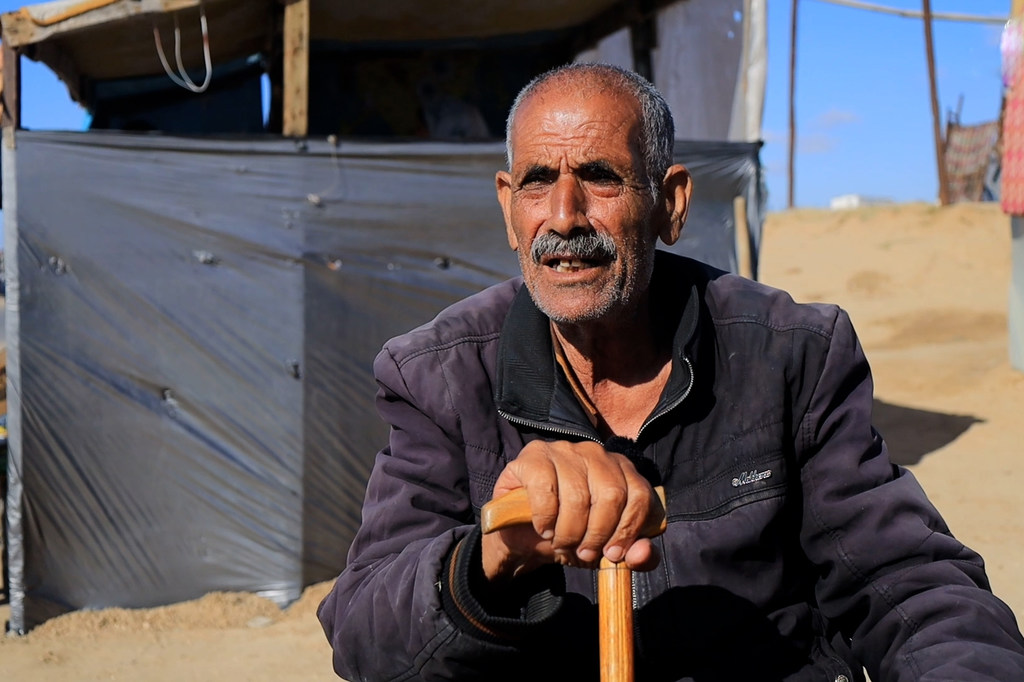 ابوکمال الیازیجی از شهر غزه در رفح آواره شده است و اکنون به دنبال سرپناهی در منطقه المواسی در مرکز غزه است.