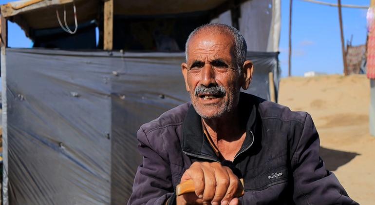 Abu Kamal al-Yaziji fue desplazado de la ciudad de Gaza a Rafah y ahora busca refugio en la zona de Al Mawasi, en el centro de Gaza. 