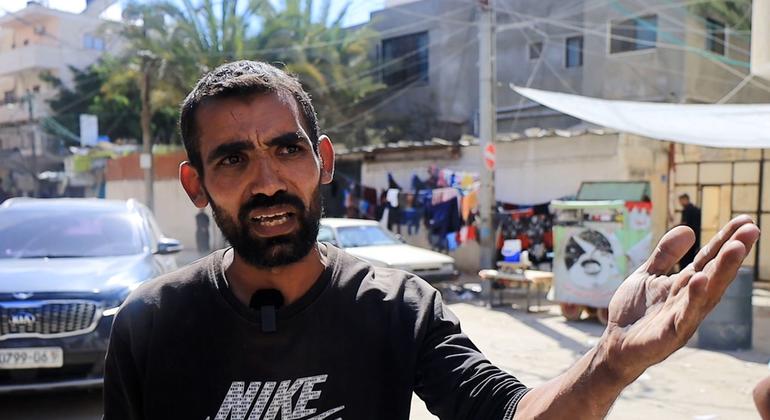 Mohammed Salah Rajab foi expulso várias vezes da cidade de Gaza e agora procura refúgio em Deir Al-Balah, no centro de Gaza.