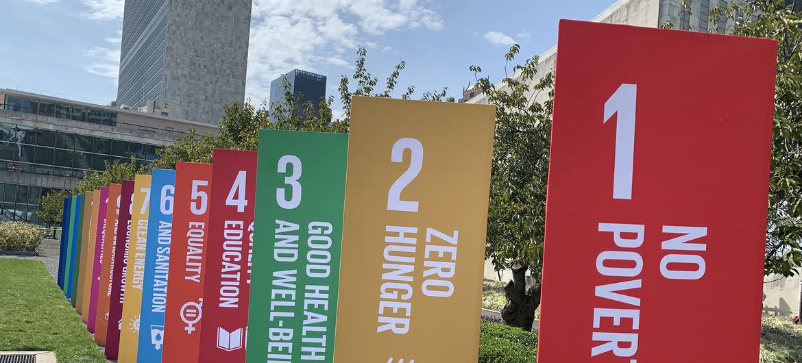 شعار أهداف التنمية المستدامة معروض في مقر الأمم المتحدة في نيويورك.