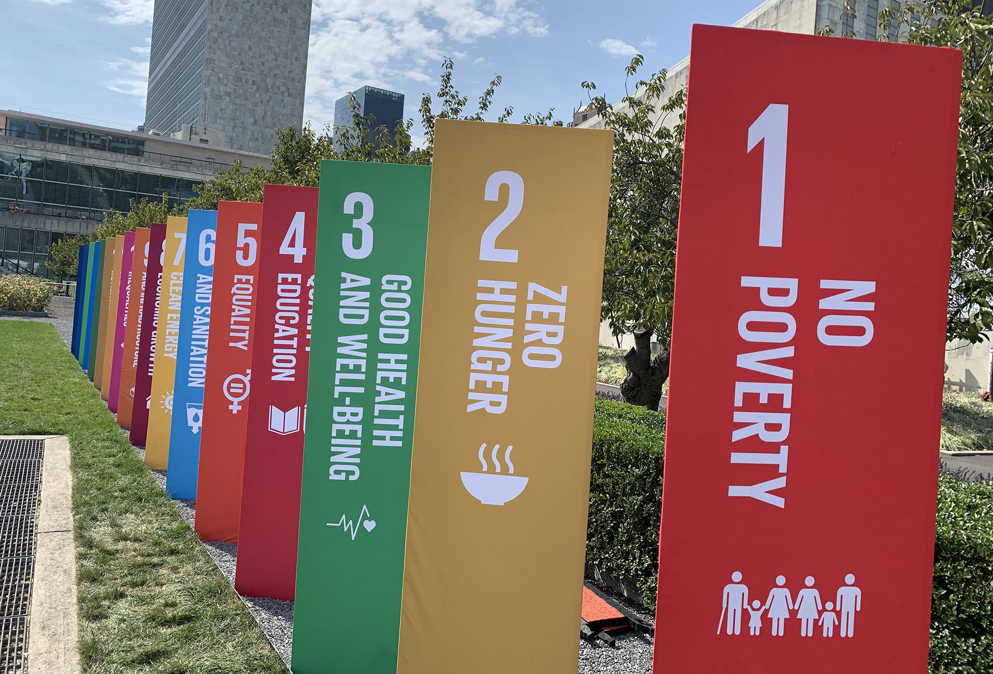 Panneaux à l'effigie des objectifs de développement durable de l'ONU, au siège des Nations Unies.