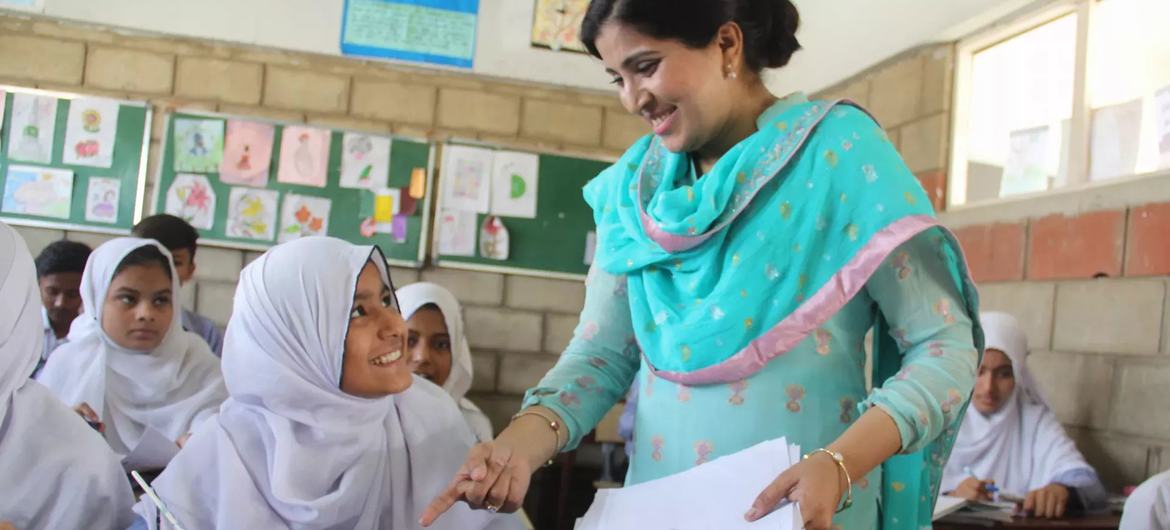 تعلیم کے تبدیل شدہ طریقہ کار کے تحت تربیت یافتہ استاد فرزانہ سرور تدریس میں مصروف ہیں۔