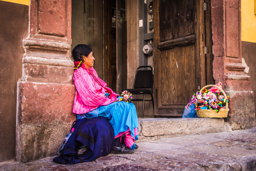 Las inversiones internacionales tienen un creciente impacto negativo en el acceso de grupos individuales, campesinos y pueblos indígenas a los recursos productivos. Una mujer indígena vende muñecas en las calles de Santiago de Querétaro, en México.