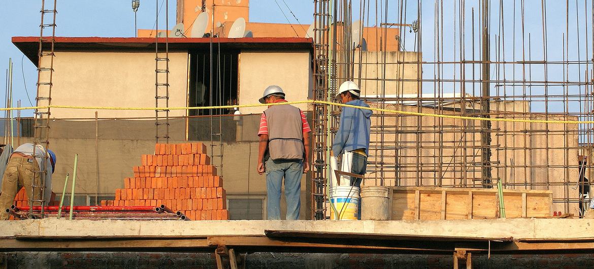 Unos trabajadores de la construcción en el Hipódromo, en Ciudad de México (México).