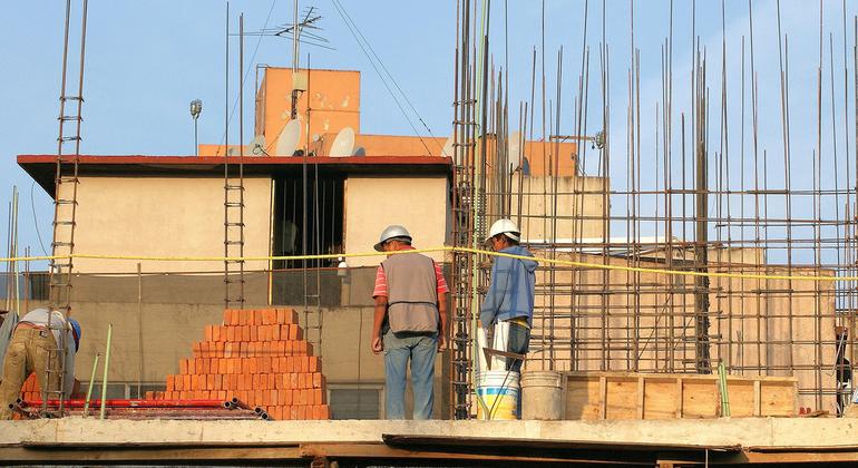 Unos trabajadores de la construcción en el Hipódromo, en Ciudad de México (México).