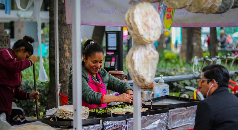 Une femme préparant de la nourriture  sur un marché de rue à Paseo De La Reforma, Mexico, Mexique.