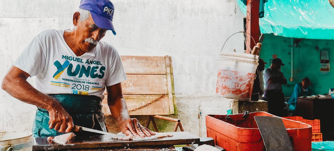 在墨西哥韦拉克鲁斯州的阿尔瓦拉多，一名小贩正在清理鱼。