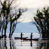 Dos pescadores en las aguas del lago Atitlán, en Guatemala.