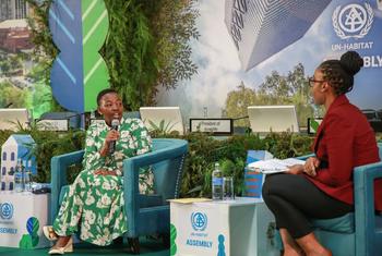 La première dame Rachel Ruto (à gauche) s'exprimant lors de la table ronde avec des femmes et d'autres premières dames à l'assemblée d'ONU-HABITAT, à Nairobi, au Kenya.