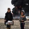 在伊拉克盖亚拉，达伊沙成员在撤退时点燃了油井。（资料图片）