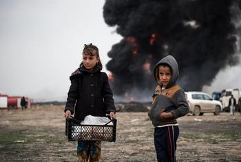 Poços de petróleo incendiados por membros do Isil enquanto se retiravam, em Qayyara, no Iraque. (arquivo)
