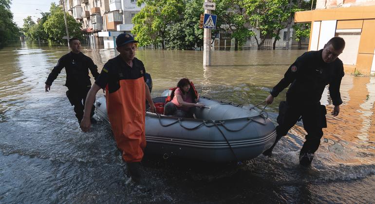Evacuación de una mujer en un barrio inundado de Kherson, tras la destrucción de la presa de Kakhovka, en el sur de Ucrania.
