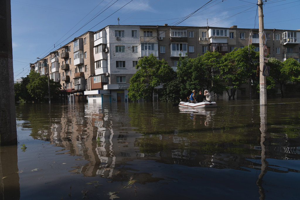 Un quartier de Kherson est inondé après la destruction du barrage de Kakhovka, dans le sud de l'Ukraine.