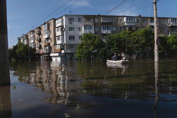 غمرت المياه أحد الأحياء في خيرسون بعد تدمير سد كاخوفكا في جنوب أوكرانيا.