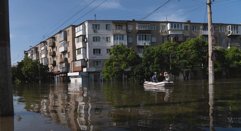 दक्षिणी यूक्रेन में कख़ोवका बाँध के ध्वस्त हो जाने के बाद, ख़ेरसॉन में एक बाढ़ प्रभावित इलाक़ा.