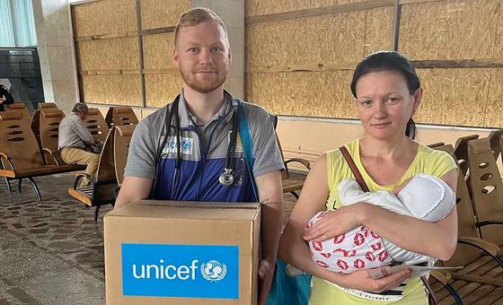 Equipos móviles de UNICEF prestan asistencia médica a los pasajeros que llegan a Mykolaiv en el primer tren de evacuación procedente de Kherson, Ucrania.