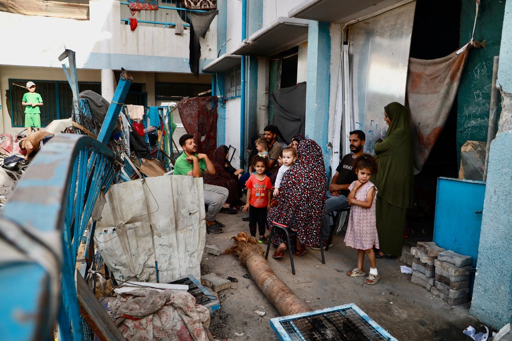 عائلة تتجمع في أحد مراكز الإيواء التابعة للأونروا في غزة.