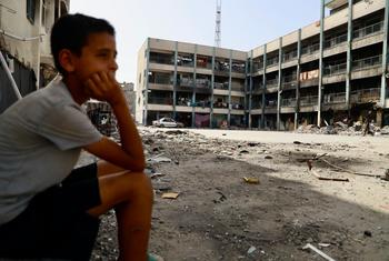 Un enfant assis dans l'une des écoles de l'UNRWA à Gaza, transformée en refuge pour les personnes déplacées.