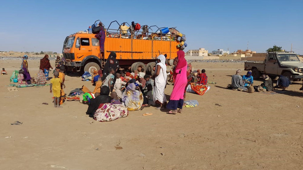 Des familles déplacées arrivent à Gao, au Mali, après avoir été forcées de fuir leurs maisons à cause de la violence.