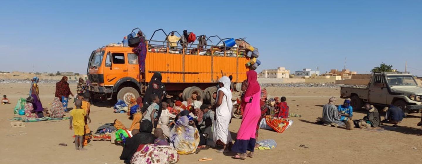 Une pénurie aiguë de carburant provoquée par un blocus djihadiste sur plusieurs axes routiers stratégiques nourrit la crise humanitaire au Mali.