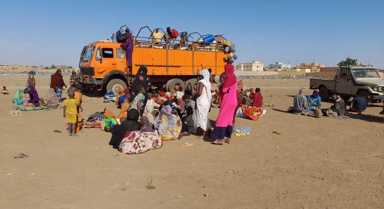 Famílias deslocadas chegam a Gao, Mali, depois de serem forçadas a fugir de suas casas por causa da violência