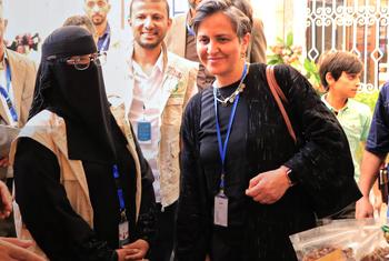 نجوى مكي، رئيسة فرع الاتصالات الاستراتيجية لدى مكتب تنسيق الشؤون الإنسانية، تزور مقر مؤسسة نماء للتنمية والتمويل الأصغر في صنعاء.