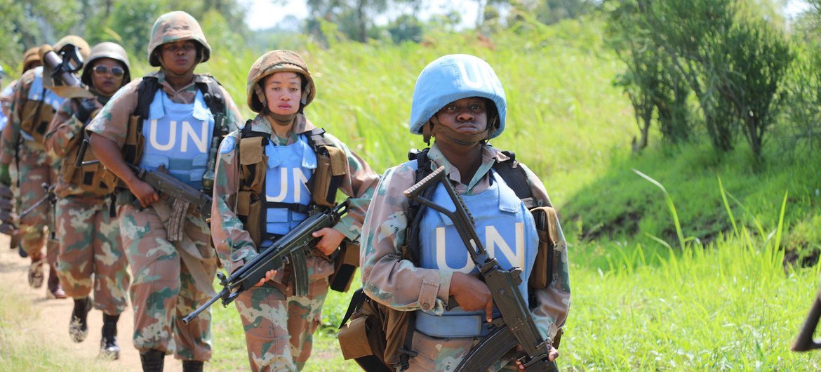 فرقة من حفظة السلام من جنوب أفريقيا تجري دورية في جمهورية الكونغو الديمقراطية.