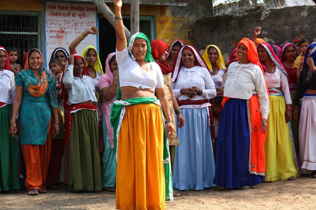 انڈیا کے علاقے راجھستان میں ایک خاتون منتخب عوامی نمائندہ دوسری خواتین کو انتخابات میں حصہ لینے کا کہہ رہی ہیں۔