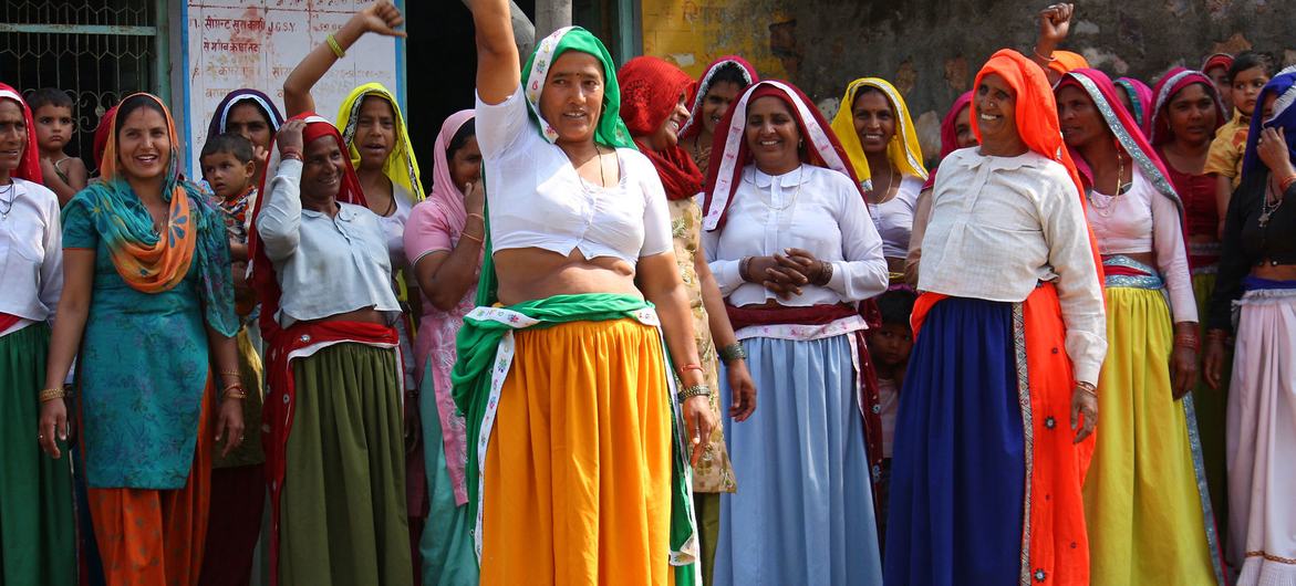 Une représentante élue motive d'autres femmes à exprimer leur opinion au Rajasthan, en Inde.