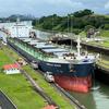Un barco carguero comercial pasa por el Canal de Panamá.