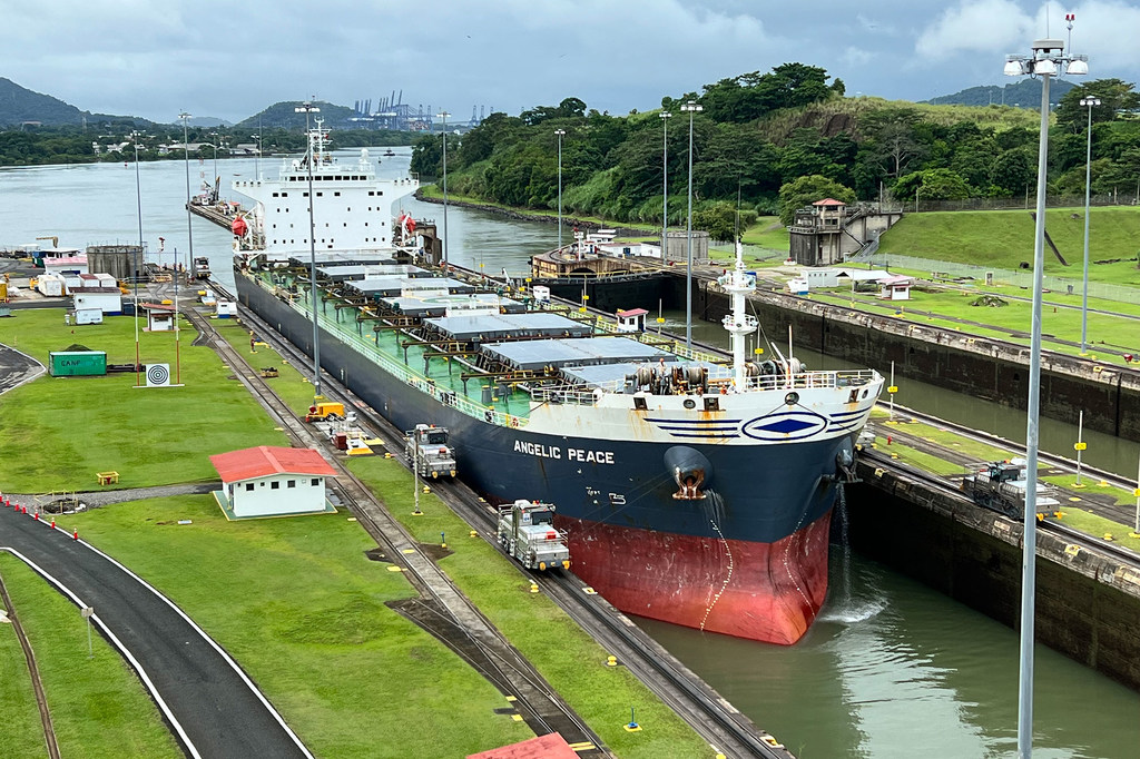 سفينة تمر عبر قناة بنما في أمريكا الوسطى.