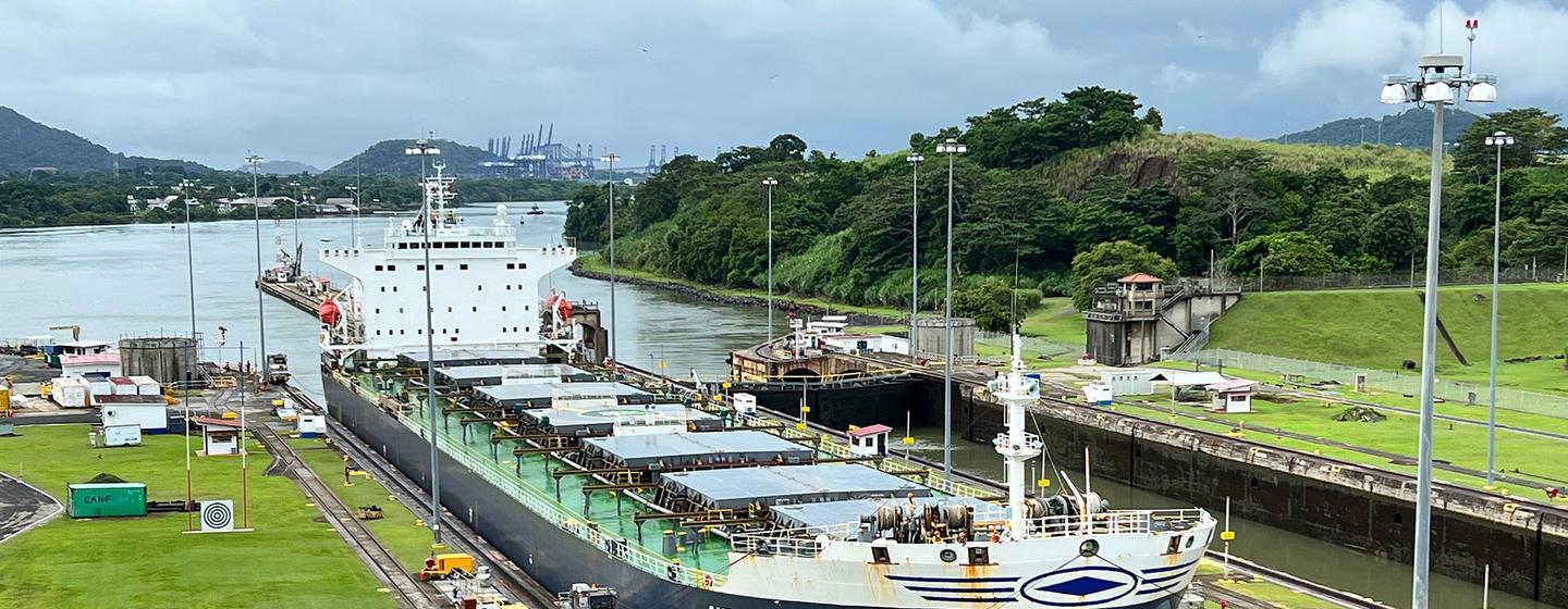 Un barco carguero comercial pasa por el Canal de Panamá.