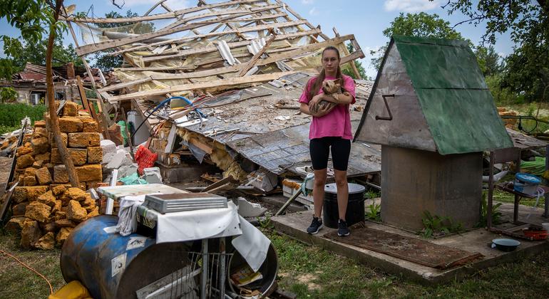 Украинская женщина на руинах своего разрушенного дома. Ее семье удалось спастись, когда их дом был полностью разрушен двумя ракетами.