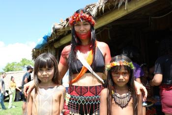 Adultos y niños asistieron a la ceremonia de devolución de la tierra indígena en Alto Río Guamá, en Pará, Brasil.
